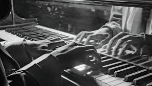 игрок на фортепиано в перерыве