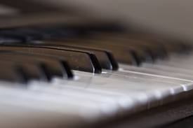 клавишник на пианино в холл