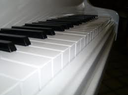 клавишник на рояле в кабак